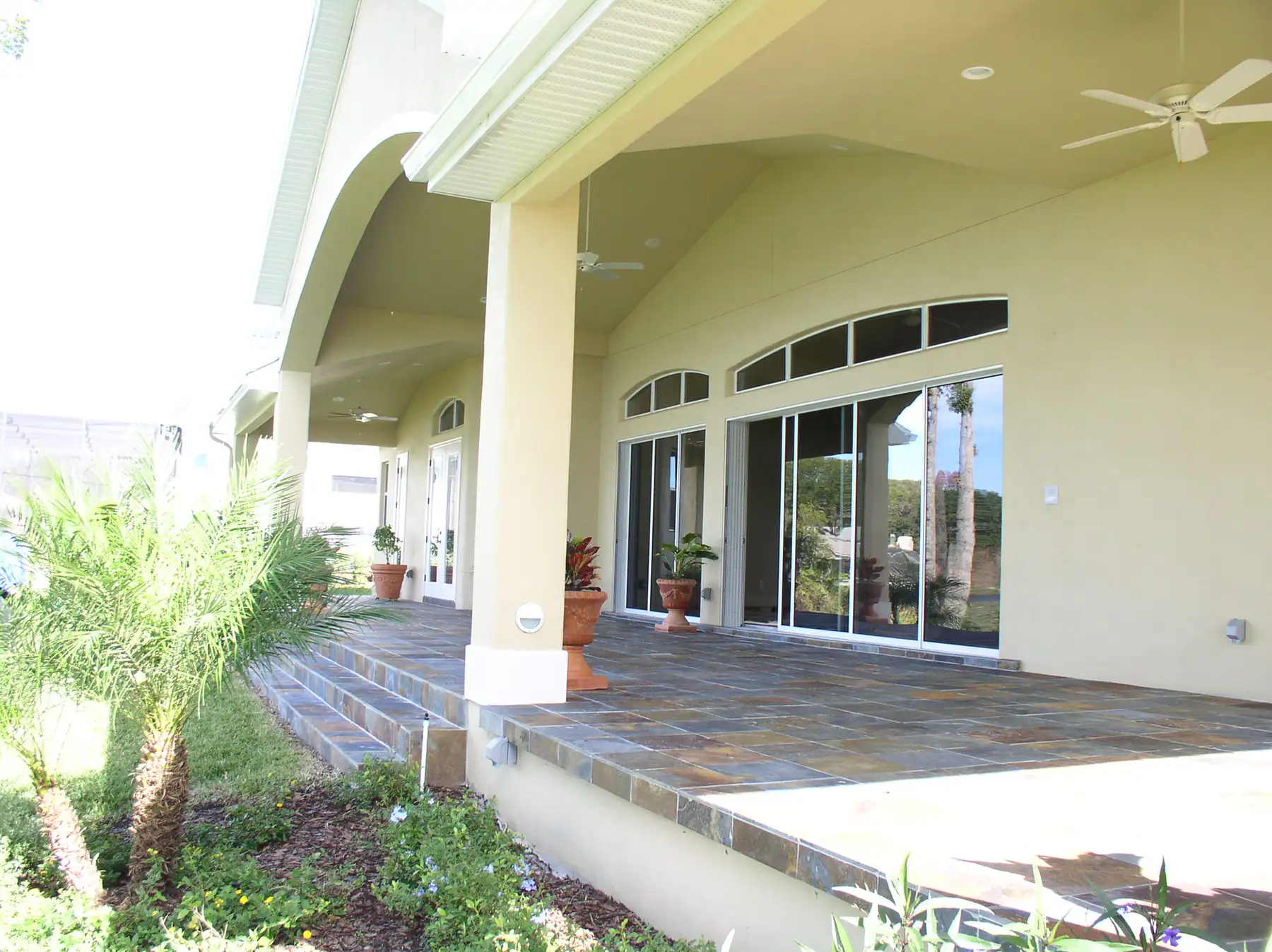 C14-02919-076A_Rear-Outdoor-living